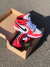 O tênis Nike Air Jordan  vermelho cobrindo maior parte, preto nos detalhes, é o mais desejado até hoje, personalidade e estilo o  seu solado todo rosa.