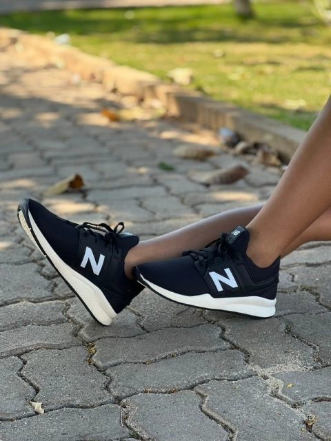O Tênis New Balance 247 foi desenvolvido em tecido respirável, capaz de absorver o suor, mantendo seus pés secos. O modelo possui um visual tradicional, com o "N" em alto relevo nas laterais, moderno e elegante, e, ao mesmo tempo, discreto. Sua cor e tota