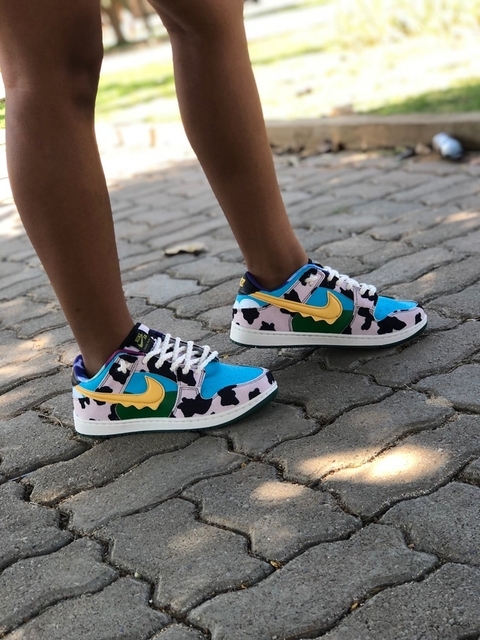 O Dunk SB "Ben & Jerry's" é uma colaboração especial entre a Nike SB e a marca de sorvetes Ben & Jerry's. Lançado em 2020, este tênis é conhecido por sua aparência única e temática de sorvete e das vacas em pelúcia. Cores predominantes azul, verde, amarel
