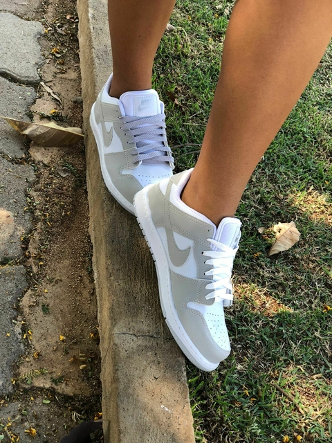 Desenvolvido com material em couro sua coloração predominante é branco com as linhas de costura brancas o modelo acompanha com cadarços da cor branca.