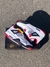 O tênis Jordan branco cobrindo maior parte, vermelho detalhes,é o mais desejado até hoje, personalidade e estilo o  seu solado todo vermelho.