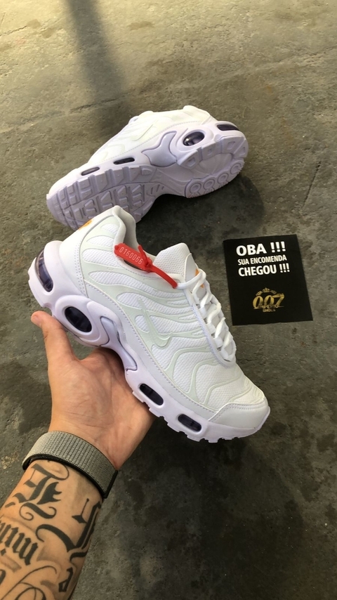 A linha Air Max é conhecida pelo seu sistema de amortecimento de ar visível na entressola. Construída em diferentes materiais, com couro, tecido sintético e malha proporcionando durabilidade e conforto, este modelo e todo branco com detalhes como lateral 