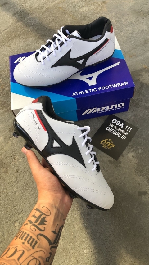 Para o maior conforto é desempenho essa chuteira foi desenvolvida para altas performances em campo este modelo vem na cor branco com detalhes preto 