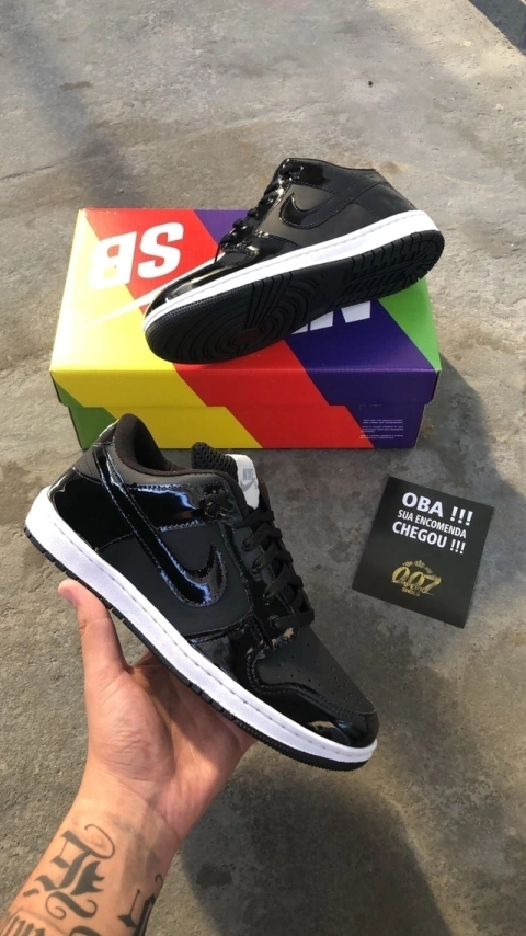 Desenvolvido com material em couro sua coloração predominante é preto com detalhes em carbono as linhas de costura preto o modelo acompanha com cadarços da preto.