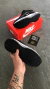 A linha Air Max é conhecida pelo seu sistema de amortecimento de ar visível na entressola. Construída em diferentes materiais, com couro, tecido sintético e malha proporcionando durabilidade e conforto, este modelo é preto com linhas e detalhes branco.