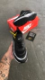 A linha Air Max é conhecida pelo seu sistema de amortecimento de ar visível na entressola. Construída em diferentes materiais, com couro, tecido sintético e malha proporcionando durabilidade e conforto, este modelo é preto com linhas e detalhes branco.