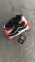 A linha Air Max é conhecida pelo seu sistema de amortecimento de ar visível na entressola. Construída em diferentes materiais, com couro, tecido sintético e malha proporcionando durabilidade e conforto, este modelo é preto com linhas e detalhes branco.