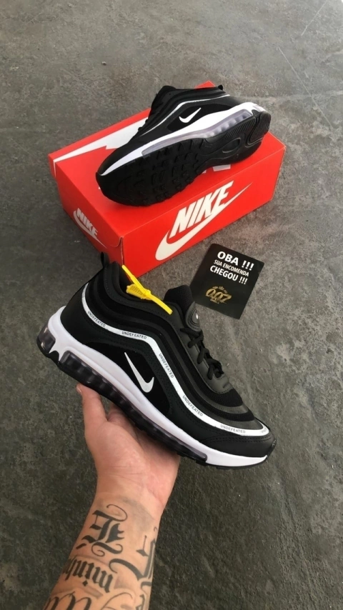 A linha Air Max é conhecida pelo seu sistema de amortecimento de ar visível na entressola. Construída em diferentes materiais, com couro, tecido sintético e malha proporcionando durabilidade e conforto, este modelo é preto com linhas e detalhes branco.