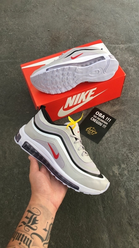 A linha Air Max é conhecida pelo seu sistema de amortecimento de ar visível na entressola. Construída em diferentes materiais, com couro, tecido sintético e malha proporcionando durabilidade e conforto, este modelo é cinza com linhas pretas.