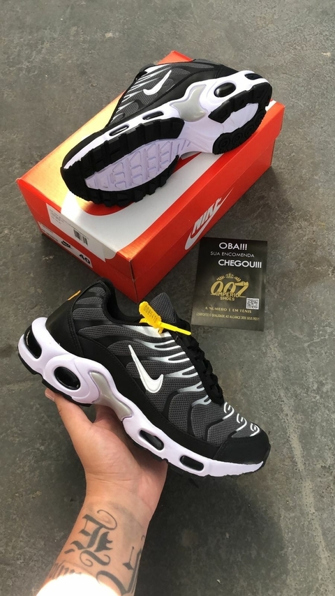 A linha Air Max é conhecida pelo seu sistema de amortecimento de ar visível na entressola. Construída em diferentes materiais, com couro, tecido sintético e malha proporcionando durabilidade e conforto, este modelo e todo preto com detalhes como lateral d