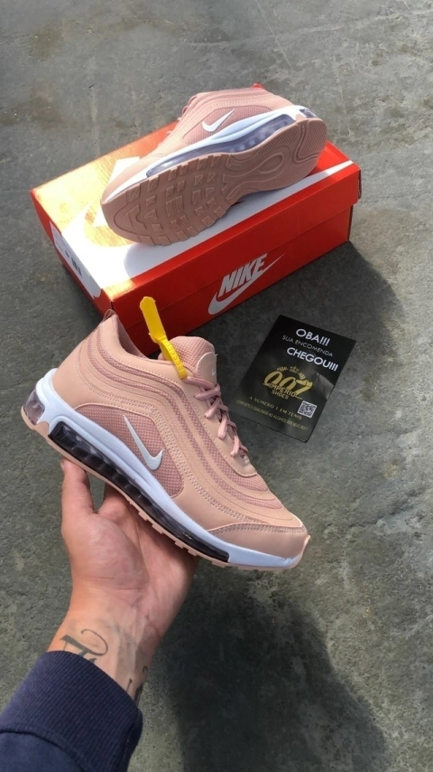 A linha Air Max é conhecida pelo seu sistema de amortecimento de ar visível na entressola. Construída em diferentes materiais, com couro, tecido sintético e malha proporcionando durabilidade e conforto, este modelo é totalmente Rosé.