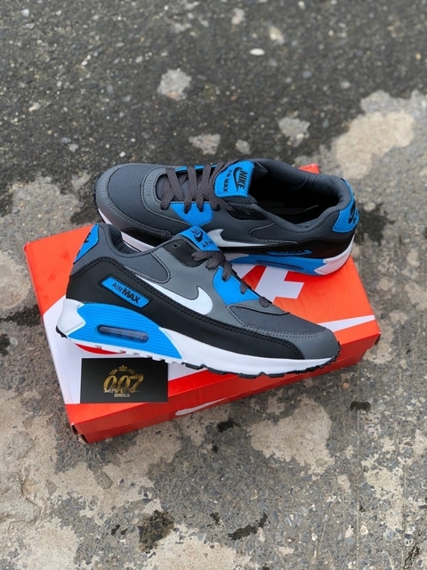  Este modelo tem costuras em couro macio e as clássicas placas estabilizadoras em TPU coloridas. A parte de cima monocromática oferece opções de estilo versáteis, enquanto o amortecimento Max Air adiciona conforto à sua passada sua cor e azul  com detalhe