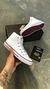 Este modelo de sneakers botinha mais icônicos de todos os tempos, como um símbolo de conforto e autenticidade cultural. Com cabedal em material sintético, solado emborrachado e cano baixo, o All Star preto é ideal para te acompanhar em diversas ocasiões, 