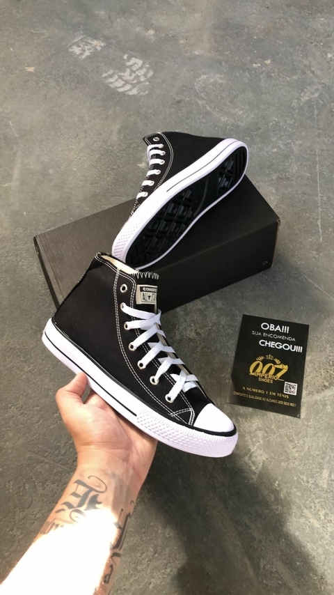 Este modelo de sneakers botinha mais icônicos de todos os tempos, como um símbolo de conforto e autenticidade cultural. Com cabedal em material sintético, solado emborrachado e cano baixo, o All Star preto é ideal para te acompanhar em diversas ocasiões, 