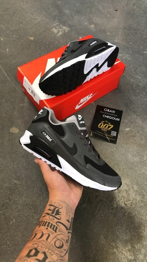  Este modelo tem costuras em couro macio e as clássicas placas estabilizadoras em TPU coloridas. A parte de cima monocromática oferece opções de estilo versáteis, enquanto o amortecimento Max Air adiciona conforto à sua passada sua cor e cinza com preto c