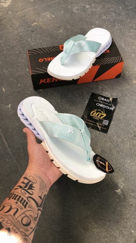Design industrial e totalmente atual. Rakka te leva a outro patamar com a presença da peça Re.Amp que amplifica e oferece conforto a cada pisada. Poder em cada parte da sandália. Este modelo é da cor totalmente branco.