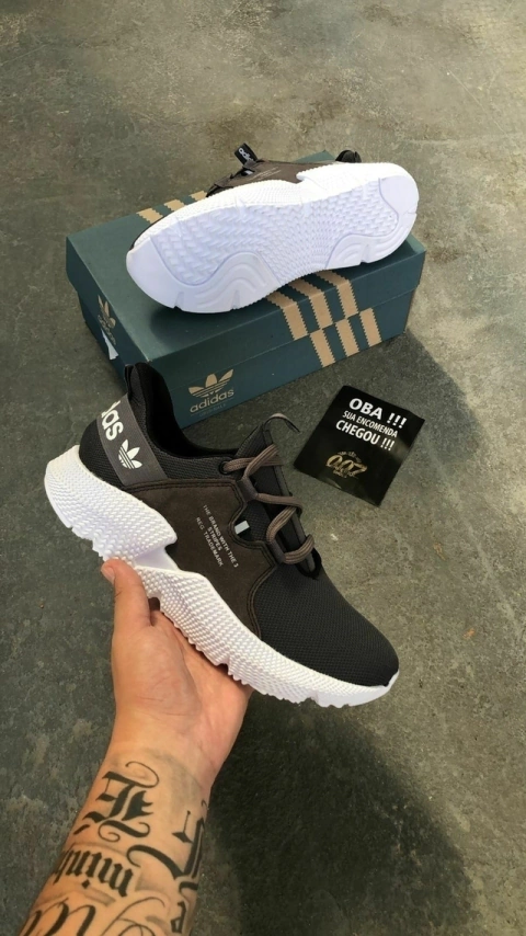 Com um toque esportivo, o calçado tem cabedal extremamente macio e respirável, com um calcanhar acolchoado para suporte, além de fecho em cadarço para ajuste firme. Uma tira sintética com o logo da marca estampado na aporte superior é um diferencial. Este