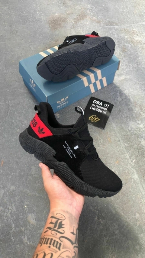 Com um toque esportivo, o calçado tem cabedal extremamente macio e respirável, com um calcanhar acolchoado para suporte, além de fecho em cadarço para ajuste firme. Uma tira sintética com o logo da marca estampado na aporte superior é um diferencial. Este