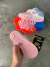 Desenvolvido com material em couro sua coloração predominante é o rosa com branco em suas laterais tem o símbolo da nike rosa gliter, seu solado e rosa com as linhas de costura brancas o modelo acompanha 1 plaqueta de identificação rosa  com cadarços da c
