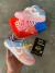 Desenvolvido com material em couro sua coloração predominante é o rosa com branco em suas laterais tem o símbolo da nike rosa gliter, seu solado e rosa com as linhas de costura brancas o modelo acompanha 1 plaqueta de identificação rosa  com cadarços da c