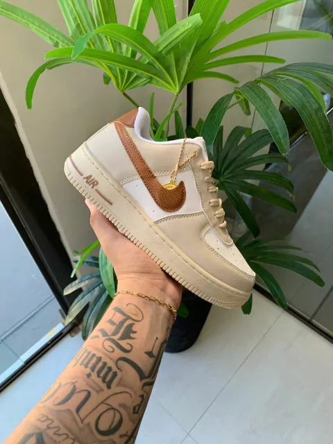 TENIS CASUAL AIR FORCE 1 MEDALHA BEGE/MARROM
