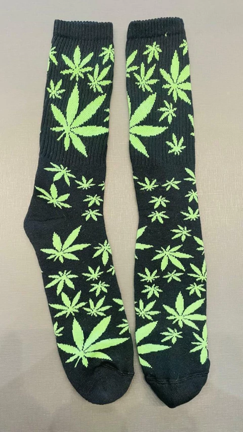 MEIA CANO ALTO PRETA FOLHA VERDE - comprar online