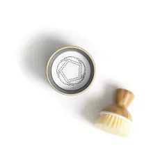 Cepillo de bambú con contenedor de cerámica gris en internet