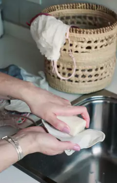 Jabón blanco "de coco" para lavar ropa x 110 g en internet