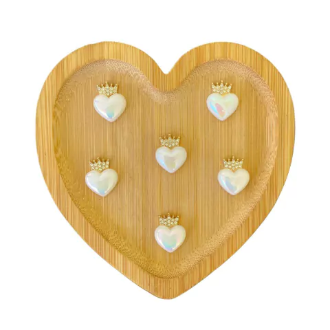 APLIQUE METAL CORAÇÃO IRISADO COM COROA DE STRASS - 2 UNIDADES