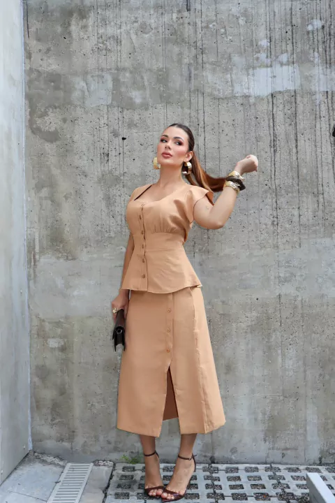 Saia midi com fenda e botão - comprar online