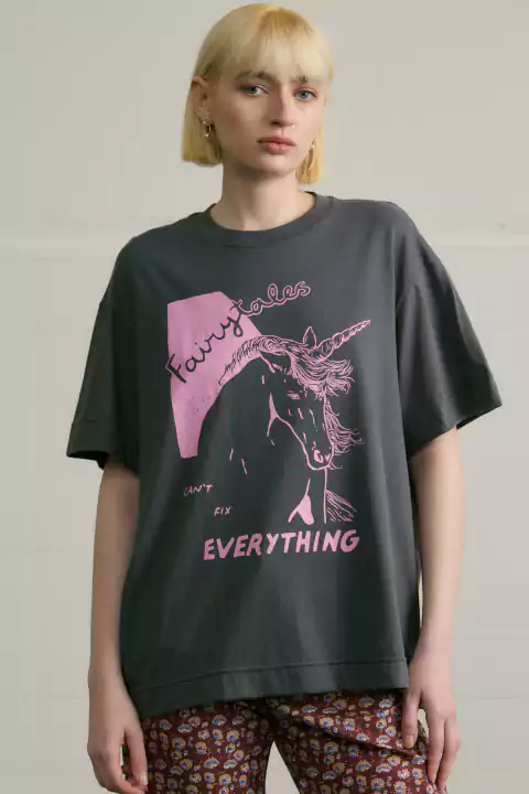 REMERA FAIRYTALES GRIS