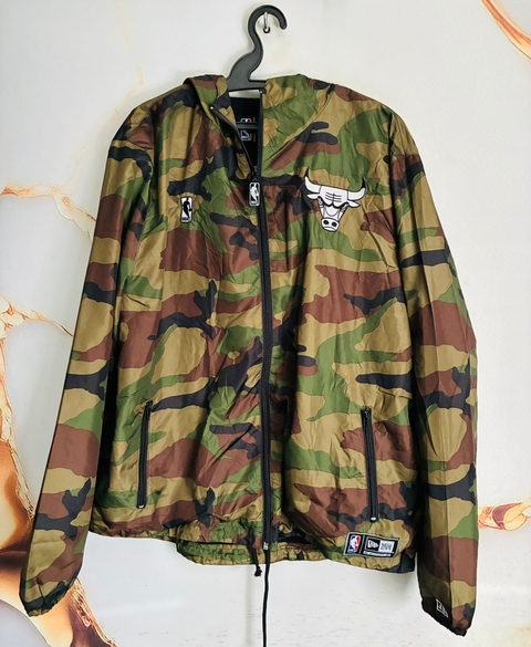 Jaqueta Corta-Vento New Era Chicago Bulls Camuflada (Tamanho G) - comprar online