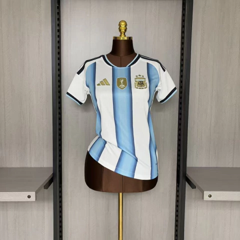 Argentina - Casa (COPA DO MUNDO EUA/MÉXICO/CANADÁ 2026) [FEMININA] + PATCH CAMPEÃ COPA 2022 - comprar online
