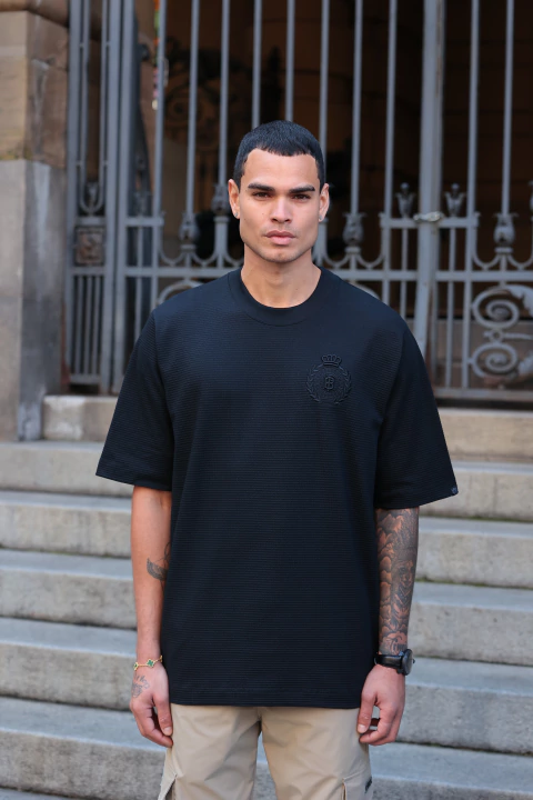 Camiseta Over Brasão Byron Preta - comprar online