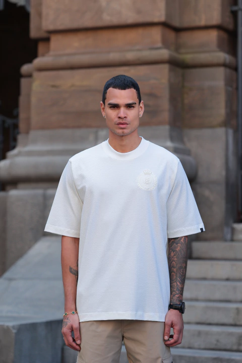 Camiseta Over Brasão Byron Off - comprar online