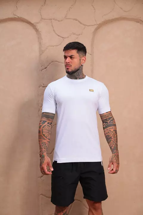 Camiseta Slim Aplique Retangular Branca - comprar online