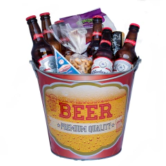 Un balde lleno de Budweiser y Delicious Beers.