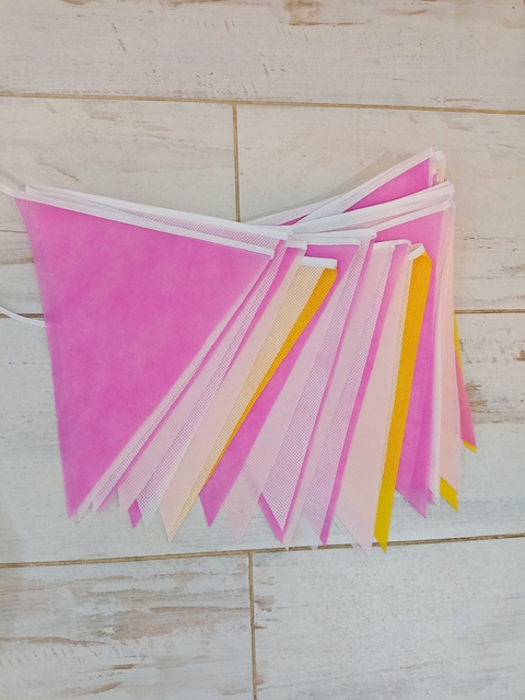 Banderines Triangulos Modelo Hello Kitty x10mts