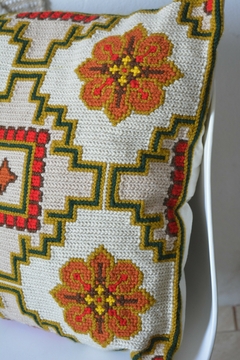 Almofada em tapeçaria arraiolo floral (com enchimento)