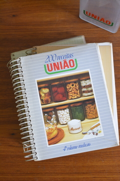 Coleção de livros "200 Receitas União" - INCLUI CASE (anos 80) - Rasgada Janela Curadoria Vintage
