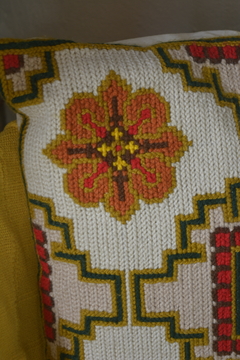 Almofada em tapeçaria arraiolo floral (com enchimento) - comprar online
