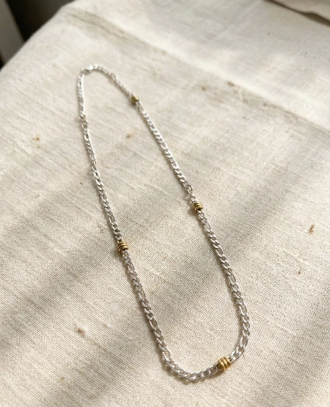 Cadena de acero con detalles de oro enchapado
