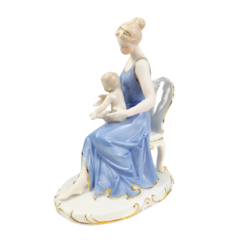 Estatueta Mãe e Filho de Porcelana com Filetes em Ouro 24X19Cm . - comprar online