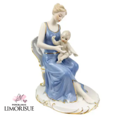 Estatueta Mãe e Filho de Porcelana com Filetes em Ouro 24X19Cm .