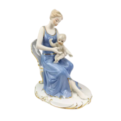 Estatueta Mãe e Filho de Porcelana com Filetes em Ouro 24X19Cm . - Limorisue Porcelanas