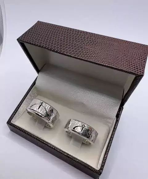 Aliança Prata Martelada com Ferramenta Vazada