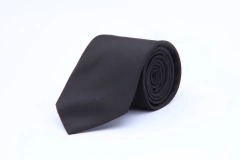 Gravata é um acessório versátil que pode ajudar a completar um traje e expressar o estilo pessoal de um indivíduo.
As gravatas podem ser usadas em conjunto com camisas de colarinho, ternos, paletós ou blazers. Elas ajudam a adicionar um toque de elegância