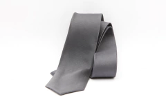 Gravata é um acessório versátil que pode ajudar a completar um traje e expressar o estilo pessoal de um indivíduo.
As gravatas podem ser usadas em conjunto com camisas de colarinho, ternos, paletós ou blazers. Elas ajudam a adicionar um toque de elegância