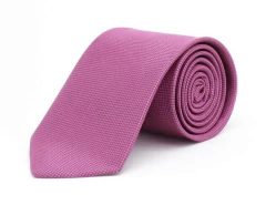 Gravata é um acessório versátil que pode ajudar a completar um traje e expressar o estilo pessoal de um indivíduo.
As gravatas podem ser usadas em conjunto com camisas de colarinho, ternos, paletós ou blazers. Elas ajudam a adicionar um toque de elegância