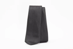 Gravata preta com padrão de lista diagonal, em posição vertical.